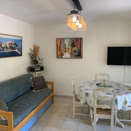 T2 En Rez De Jardin Avec Piscine *